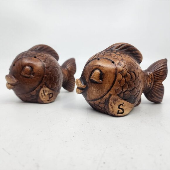 Vintage Treasure Craft Kissing Fish Wood Salt & Pepper Shakers Set Brown 2.75 in - Picture 4 of 7